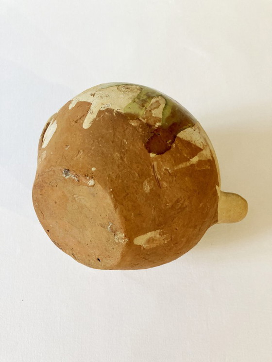 Image 1 of Klein Provençaals kannetje in de vorm van een geit, gemaakt van crèmewit en lichtgroen geglazuurd aardewerk.