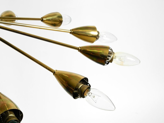 Image 1 of Rarissimo splendido lampadario a 12 bracci in ottone del Mid Century con paralumi in vetro opalino