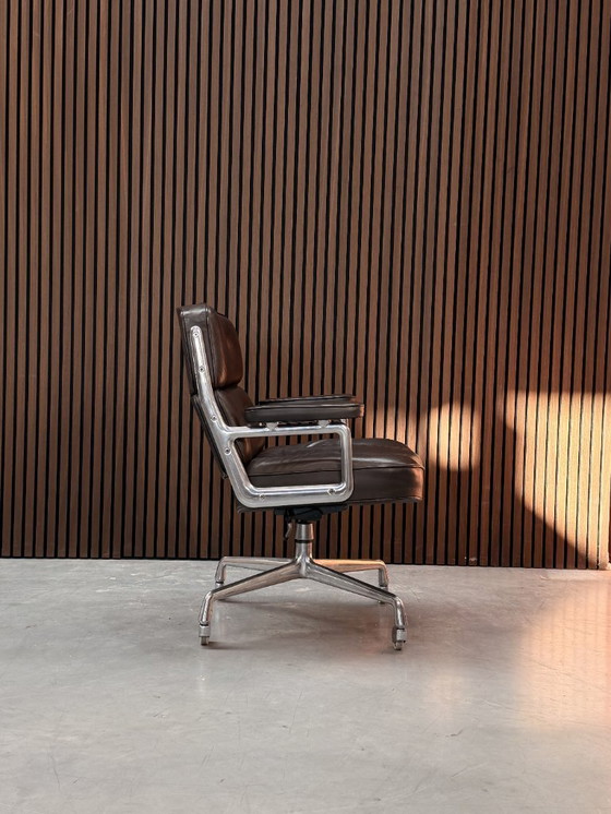 Image 1 of Herman Miller Eames Lobby Chair ES 104 - Premium leer F Chocolade