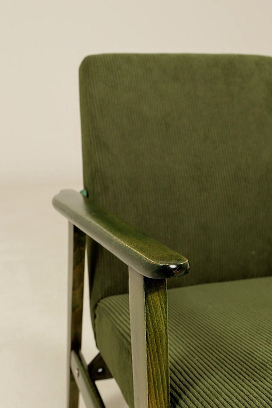 Image 1 of Vintage loungestoel van olijfgroen corduroy, groen hout, mid-century design, 1960.