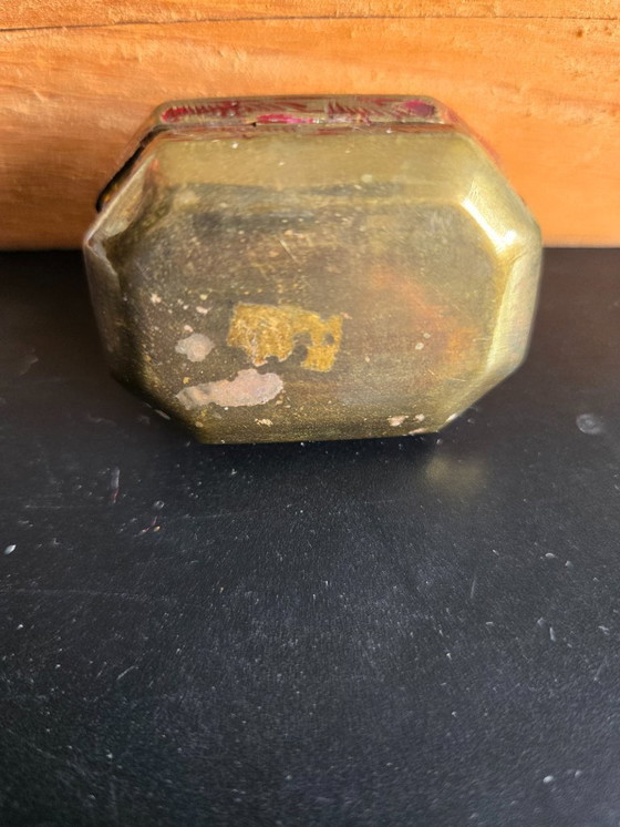 Image 1 of Oude pillendoos van messing of koper met polychroom geciseleerde florale decoratie. In goede gebruikte staat met minimale sporen