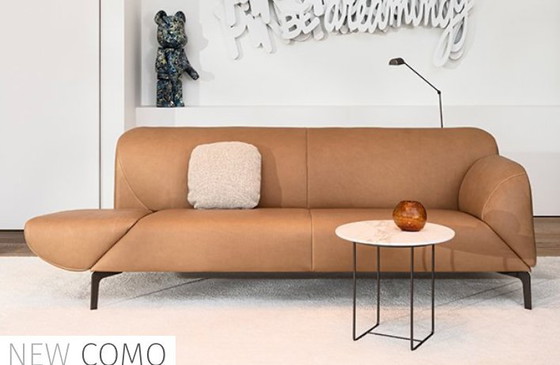 Image 1 of Sofá de diseño en piel negra con reposabrazos regulables.