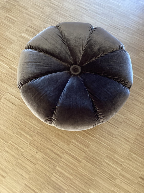 Image 1 of Grand pouf en velours marron
