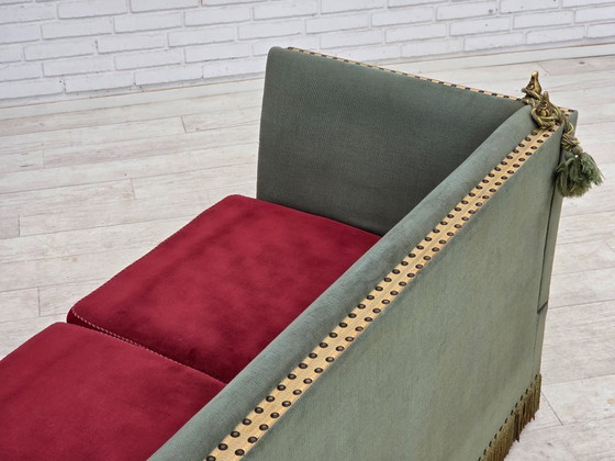 Image 1 of Canapé danois 2 places à accoudoirs rabattables, style « espagnol », années 1970, en velours vert et rouge.