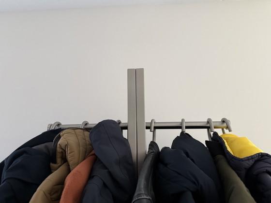 Image 1 of Porte-manteau autonome Cascando avec cintres