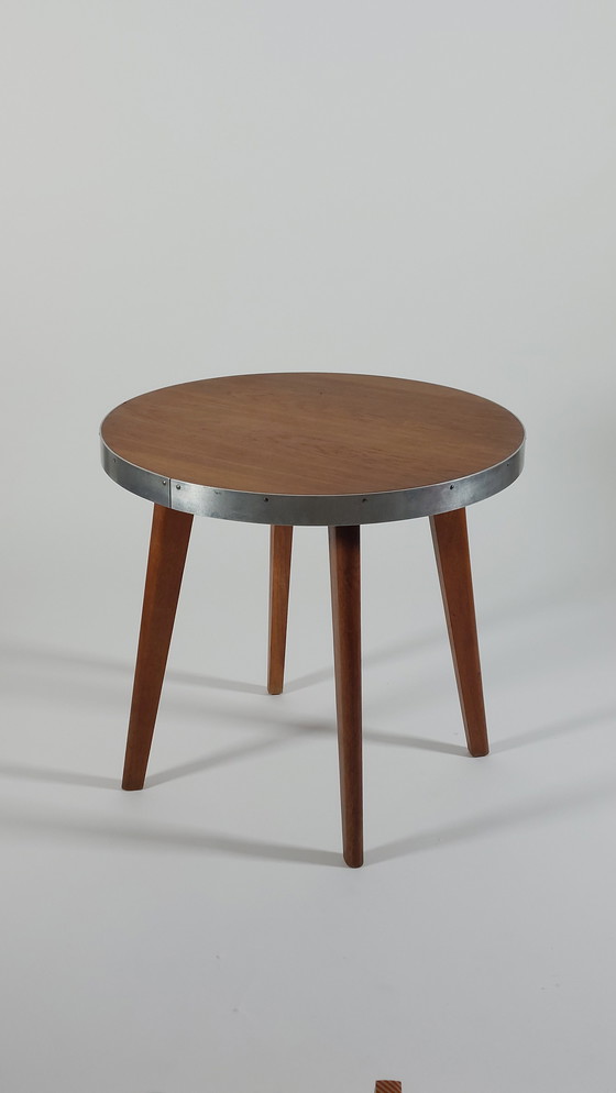 Image 1 of Vintage bijzettafel uit het midden van de vorige eeuw, van hout en metaal.