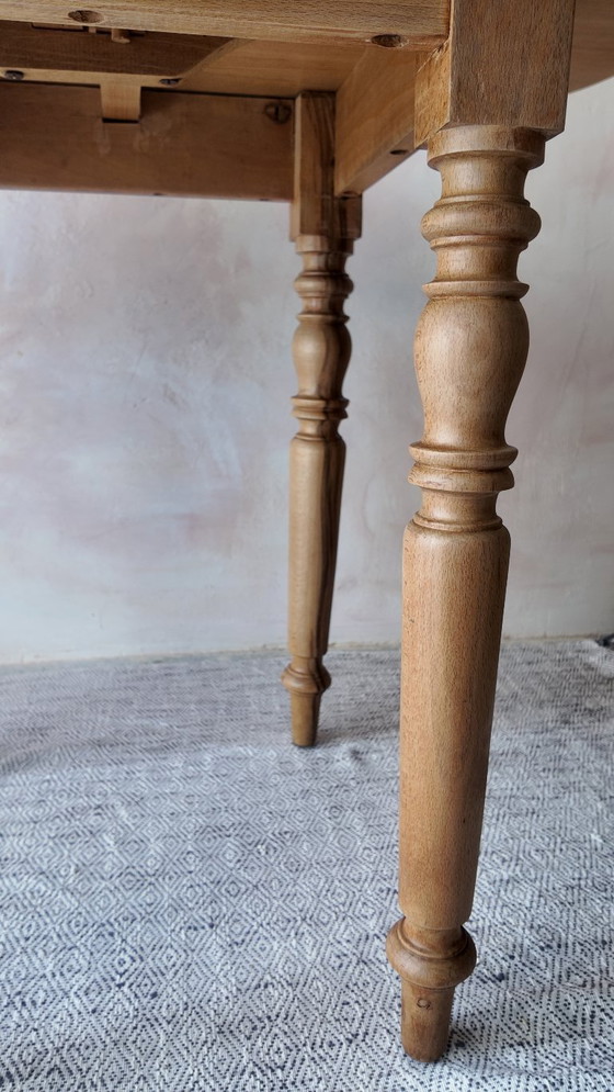 Image 1 of Mesa pequeña redonda plegable de madera de haya: encanto rústico.