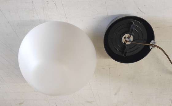 Image 1 of Plafondlamp van PHILIPS in wit glas en zwart ABS - jaren 60/70