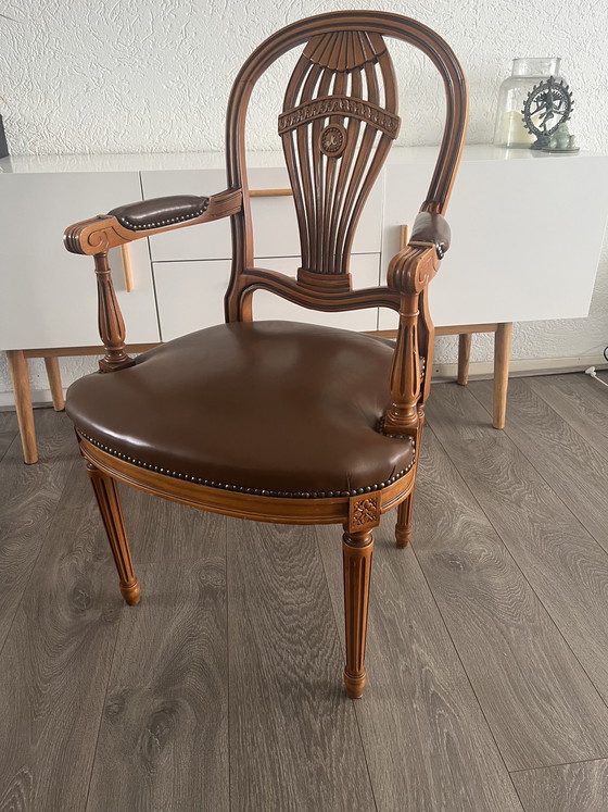 Image 1 of Fauteuil élégant à dossier en forme de bouclier de style Hepplewhite avec de magnifiques sculptures sur bois