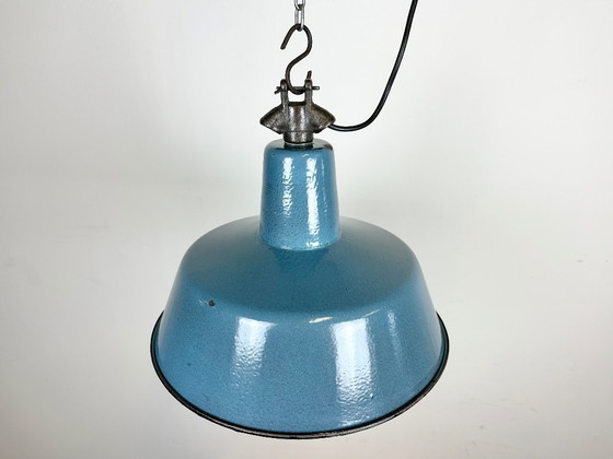 Image 1 of Industrielle Fabriklampe aus blauem Emaille mit gusseisernem Aufsatz, 1960er Jahre