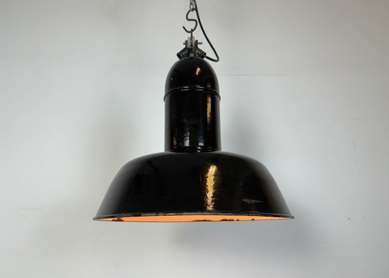 Image 1 of Lampe industrielle en émail noir avec abat-jour en fonte, années 1930