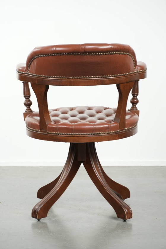 Image 1 of Draaibare rundleren Engelse stijl chesterfield bureaustoel in een mooie bruine kleur
