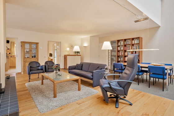 Image 1 of Table basse Arco en bois de cerisier rouge, élégante avec plateau en verre, datant de 1996.