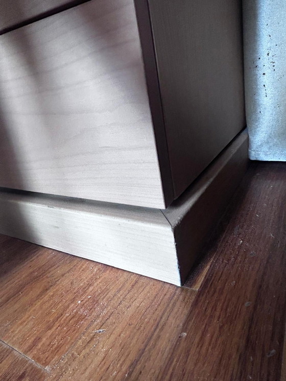 Image 1 of Nachtkastje met 2 laden van merk Tissetante . Noten hout. Maat 65 breed x 40 diep x 45 hoog