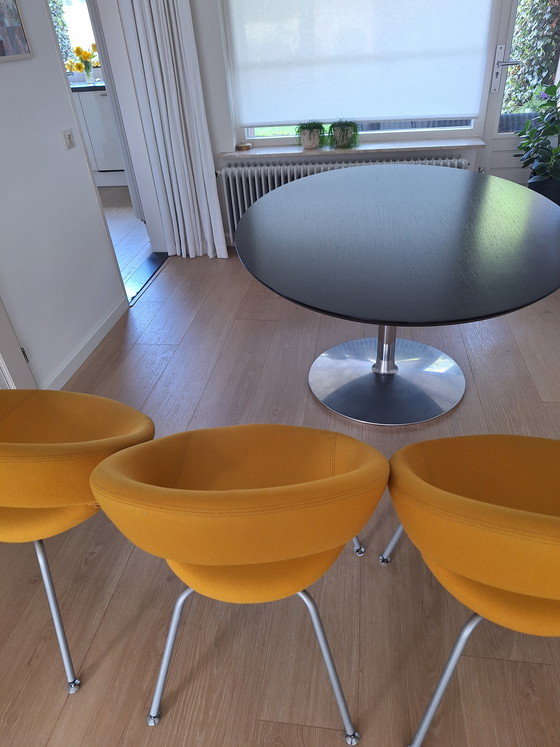 Image 1 of 4 x Artifort Nina dining chairs, set price. Fabric Gaja 62011 curry-ochre