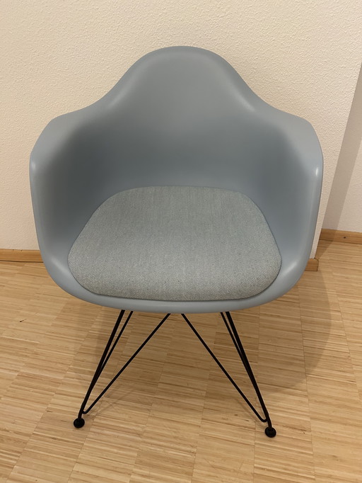 8 x Eames plastic armchair DAR