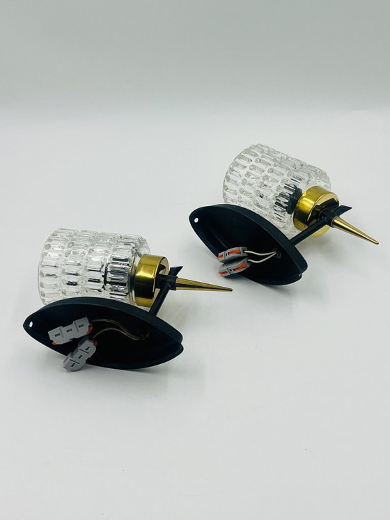 Image 1 of Een paar vintage wandlampen van getextureerd glas en messing, toegeschreven aan Maison Arlus.