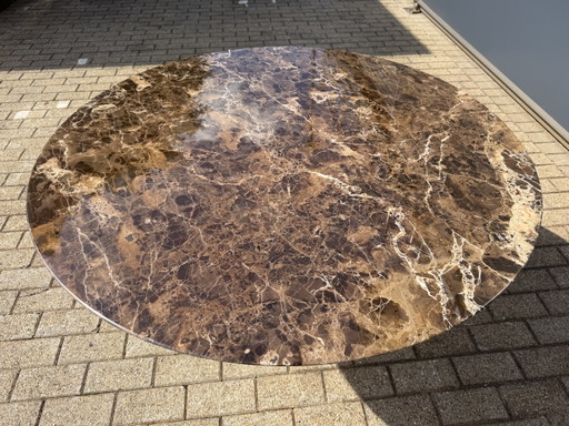 Table de salle à manger ronde originale Knoll Tulip (120 cm) en finition Emperador brillante, en parfait état ! Eero Saarinen