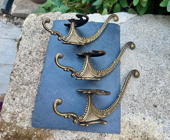 3 vintage baroque brass coat hooks Italy – Decorative Objects (photo 4 of 15)