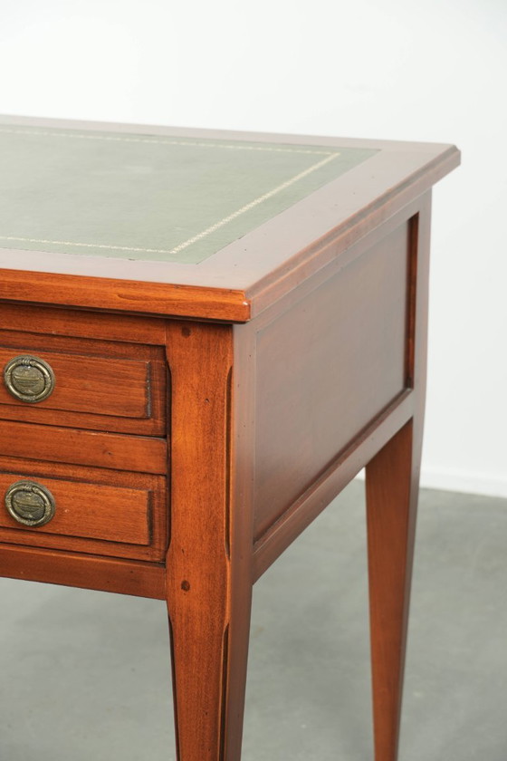 Sierlijk bureau in Engelse stijl met een groen leren blad met prachtige goudkleurige details en vijf lades (photo 13 of 14)