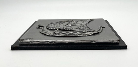 Image 1 of Raro rilievo da parete di Sven Lindström - Nave vichinga - Peltro su legno - Design scandinavo di metà secolo