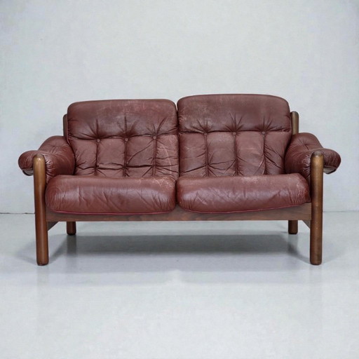Schwedisches 2-Sitzer-Sofa aus den 1970er Jahren, braunes Leder mit Patina, dunkles Buchenholz.