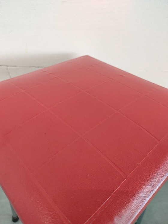 Image 1 of Sgabello industriale vintage anni '60/'70 con sedile in similpelle rossa.