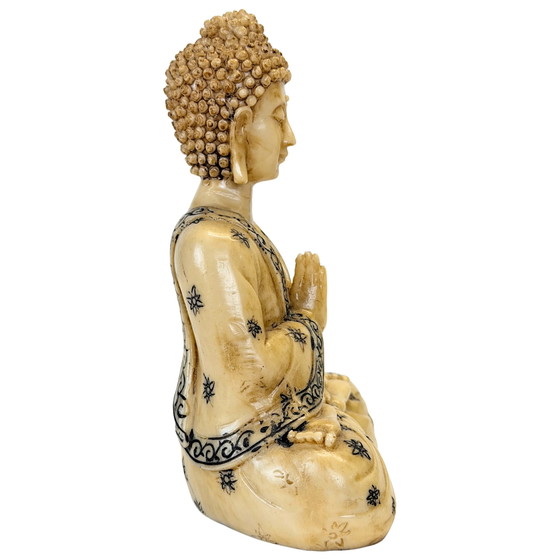 Buddha decorativo seduto in resina con Abhaya Mudra – Crema e Nero – Sculture, Modern (photo 3 of 10)