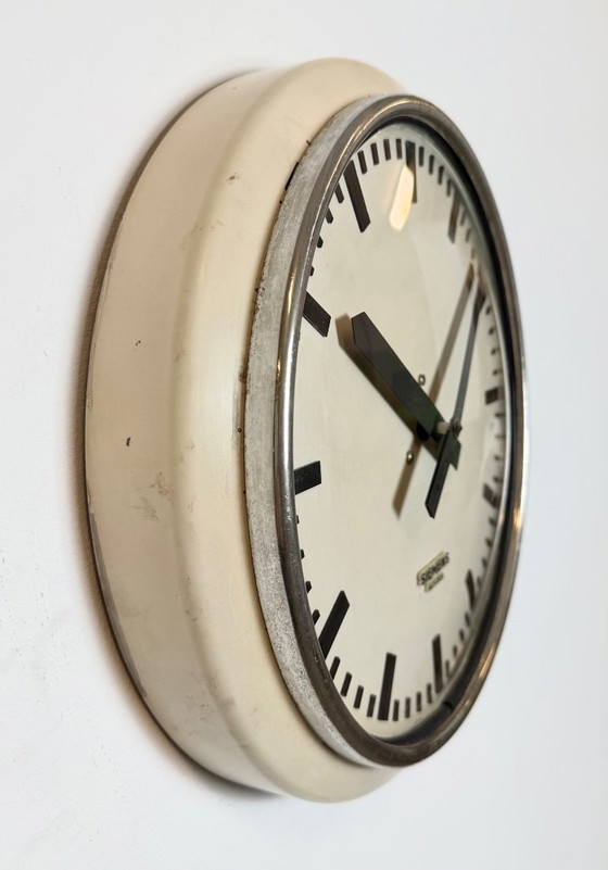 Orologio da parete industriale beige di fabbrica Siemens Austria, anni '60 – Vetro, Ferro (photo 5 of 17)