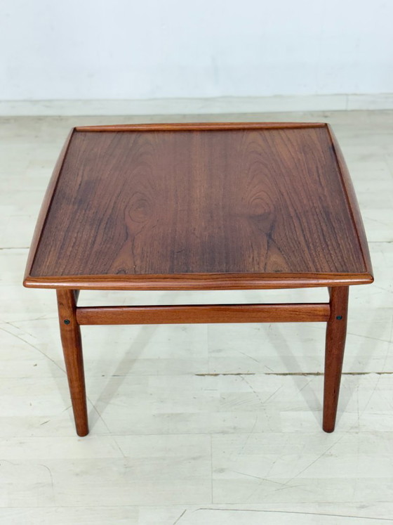Table d'appoint danoise design milieu du siècle / Table basse en teck / Table d'appoint années 1960 / Table (photo 3 of 10)