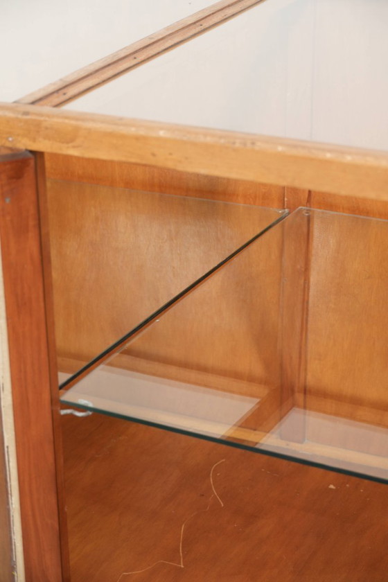 Image 1 of Bijzonder leuke en grote vintage houten balie/ vitrinekast/ display kast met 4 deuren en glas