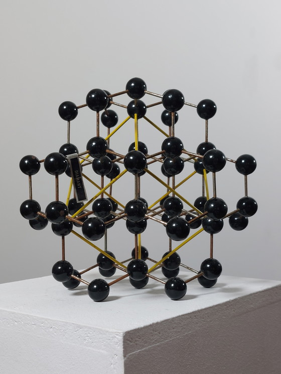 Image 1 of Ancien modèle structural, outil pédagogique de chimie, atomes, République tchèque, diamant