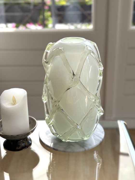 Image 1 of Jarrón de vidrio hecho a mano con diseño de rejilla: objeto de arte