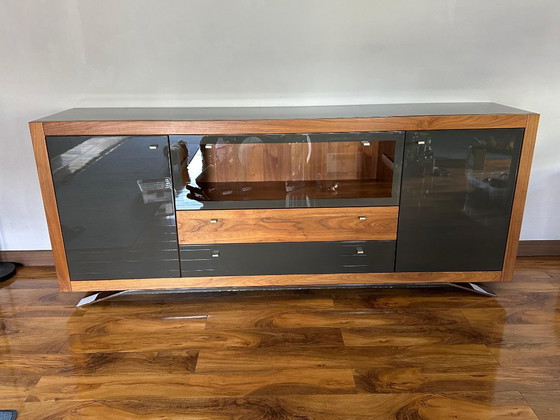 Image 1 of Hülsta Xelo Crédence en bois de noyer et verre gris