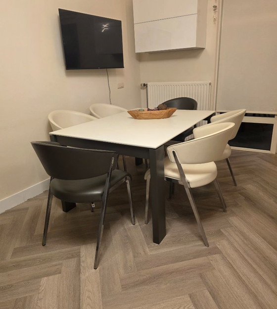 Image 1 of Set da pranzo di Hulsta Now. Tavolo da pranzo E20 e sedie da pranzo S500 di Hulsta Now.