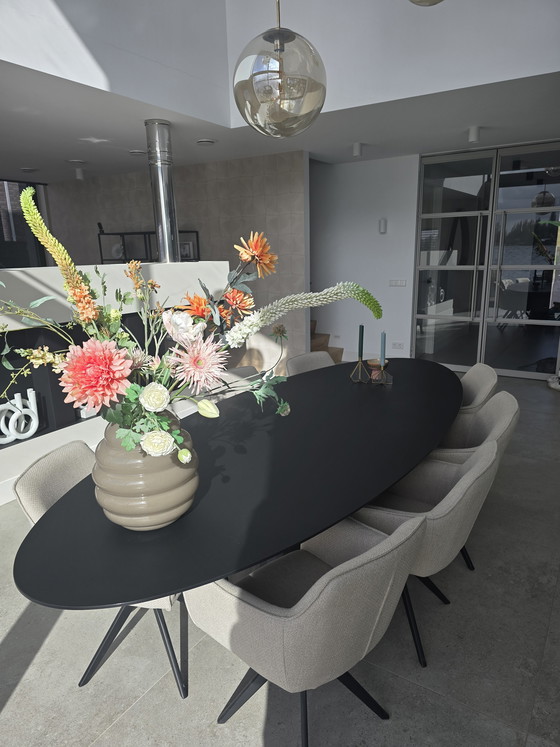 Image 1 of Ovaler Esstisch mit schwarzer Fenix-Tischplatte und Stahlgestell