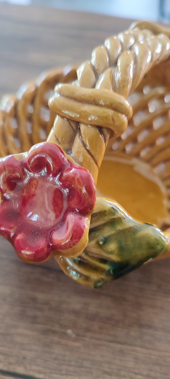 Image 1 of Pequeña cesta de barbotina calada de los años 60