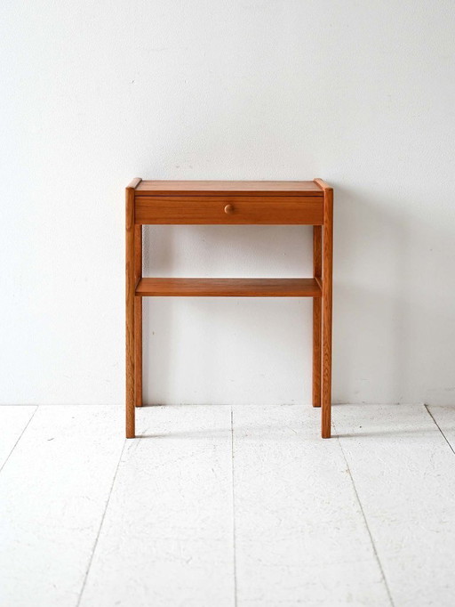 Table de nuit scandinave en teck vintage avec étagère