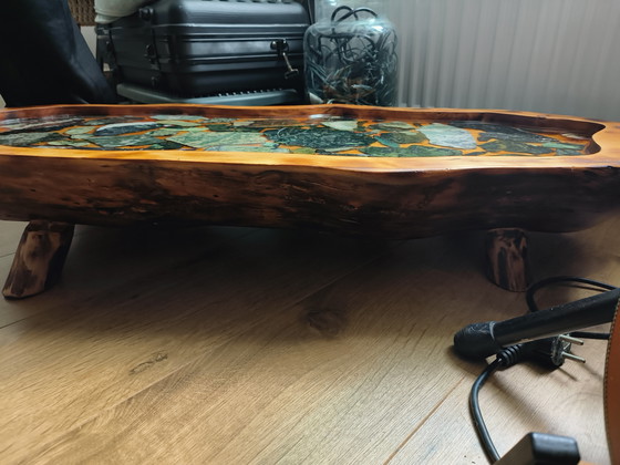 Image 1 of Prachtige bijzettafel kunstwerk grenen/douglas epoxy blad met stenen erin 