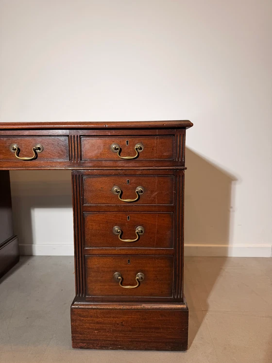 Image 1 of Antieke mahoniehouten sokkeltafel