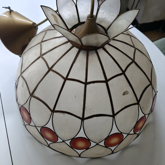 Image 1 of Suspension vintage en coquillage de Capiz avec couronne florale – années 1970