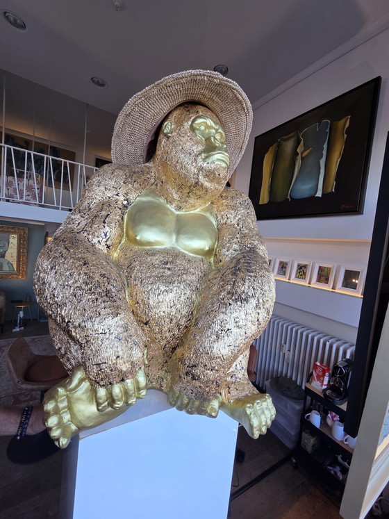 Escultura de gorila con pan de oro. Galería de arte. – Productos de mantenimiento, Gold, Other (photo 3 of 3)