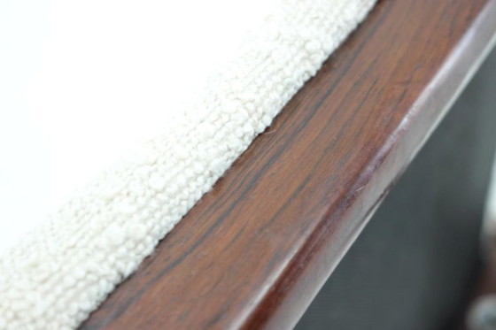 Image 1 of Taburete de madera restaurado de estilo danés moderno de mediados de siglo de la década de 1960 en bouclé blanco.