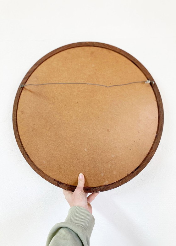 Image 1 of Miroir rond vintage à cadre en bois, style danois ou scandinave rétro.
