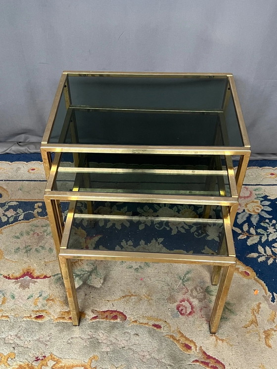 Ensemble de trois tables gigognes de style Hollywood Regency., Tables d'appoint, Laiton (photo 2 sur 6)