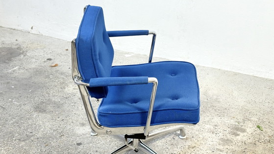 Silla Intermediate Herman Miller de los años 60 Diseñada por Charles y Ray Eames – Sillas de oficina (photo 4 of 12)