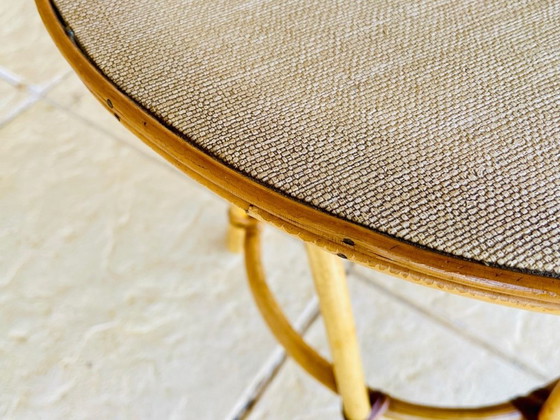 Image 1 of Mesita auxiliar de bambú y ratán de mediados de siglo, década de 1960.