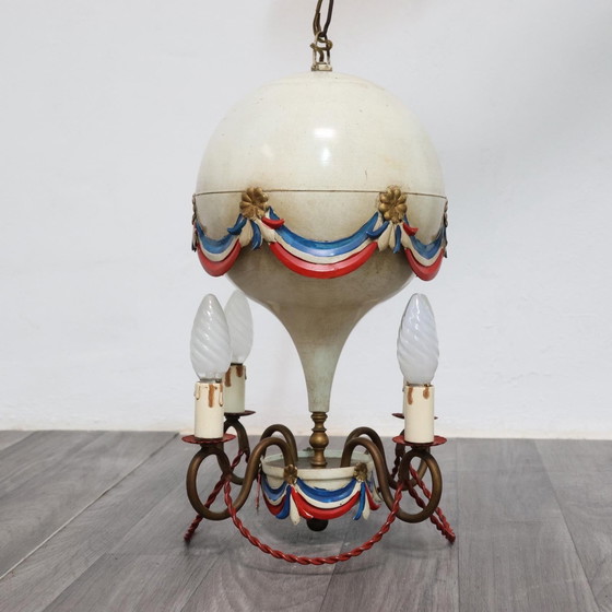 Image 1 of Lámpara de araña con globo aerostático de diseño francés Toleware, antigüedades modernas de los años 50