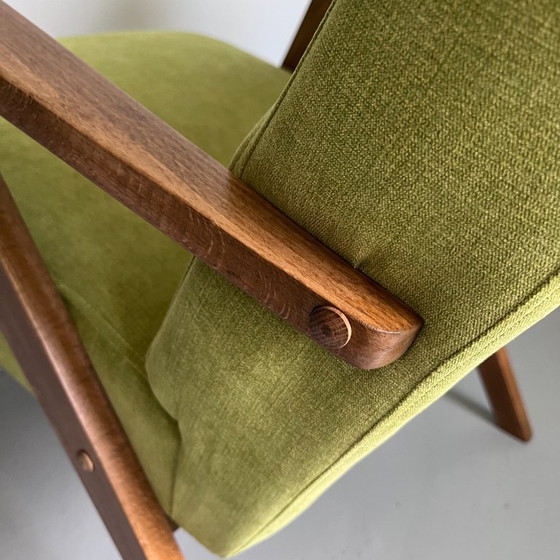 Vintage fauteuil in mid-century modern stijl: limoengroene stof, frame van beukenhout. – Wood (photo 11 of 14)