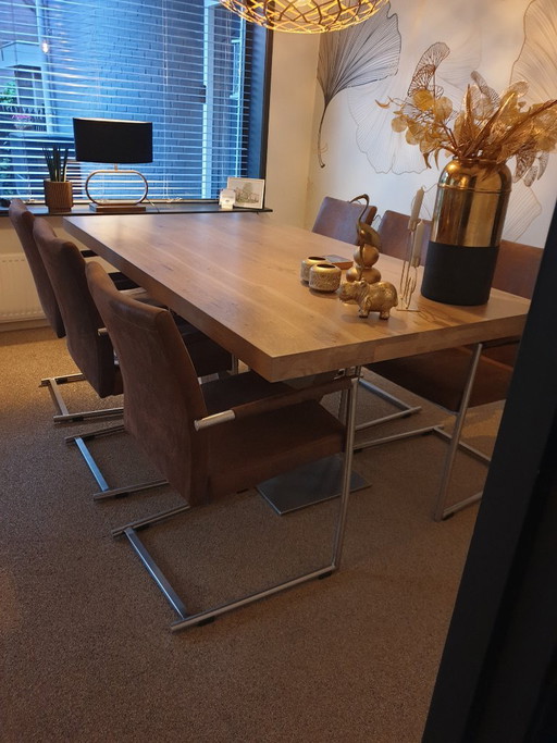 tavolo da pranzo in legno con struttura in acciaio inox